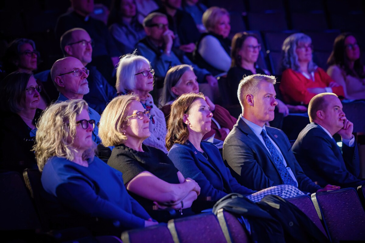 audience with glow light
