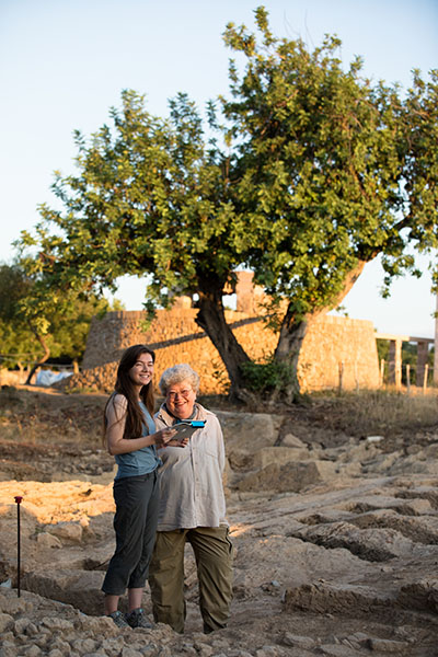 Reina Inlow and Ronda Bard with 3d scanner in Pollentia