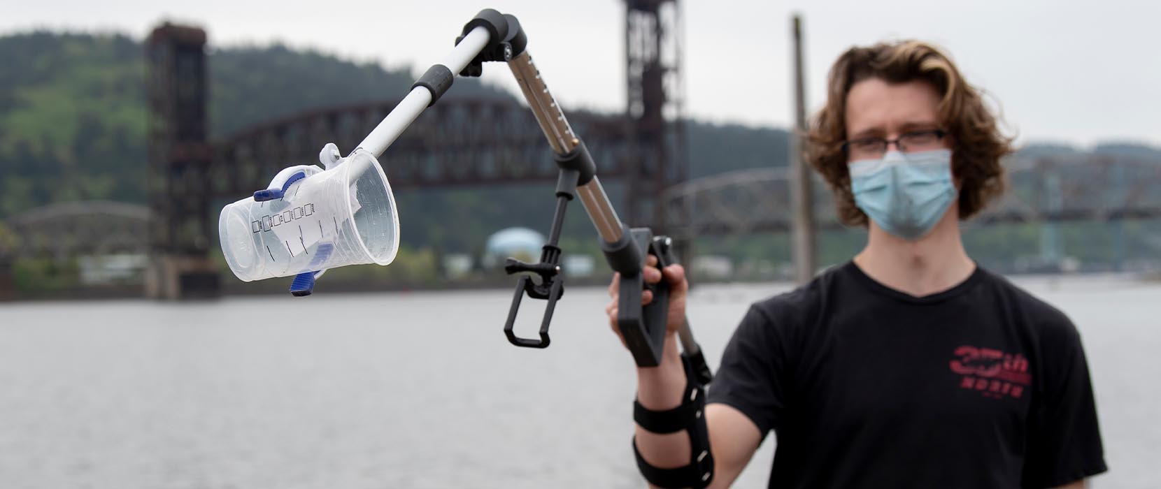 close up of the litter grabber holding a plastic cup